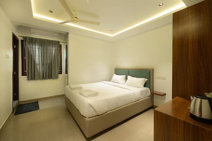 Room 9 of 12