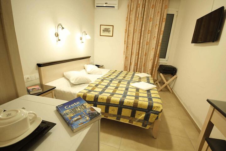 Room 11 of 33