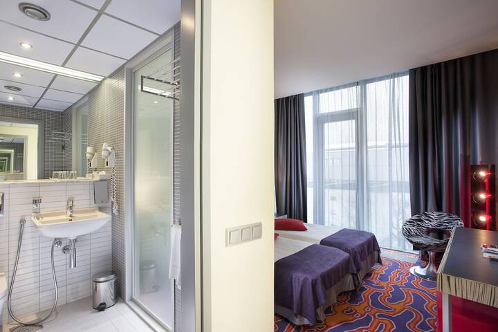 Room 46 of 108