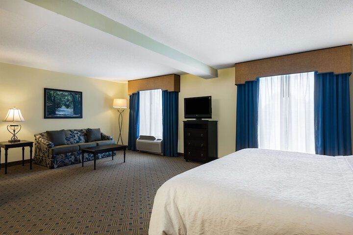 Studio Accessible King Size Bed (8 of 17)
