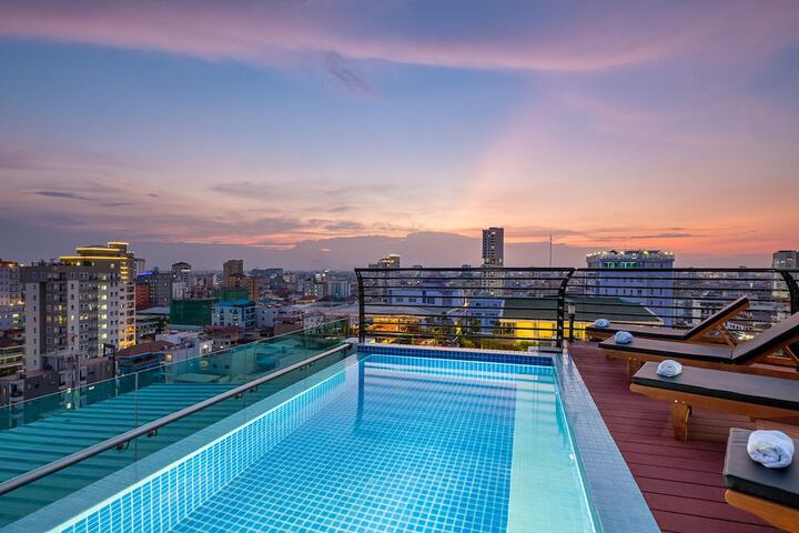 Sundeck 33 of 46
