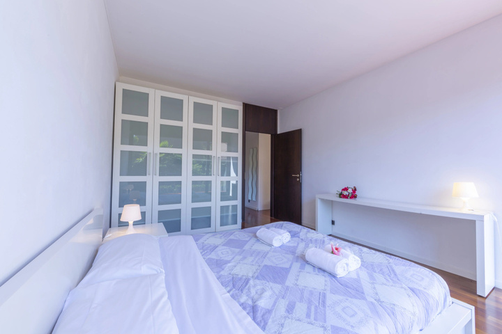 Room 5 of 9