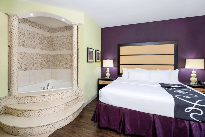 1 King Bed (4 of 14)