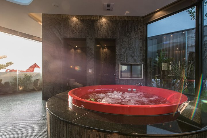 Hot Tub 20 of 36