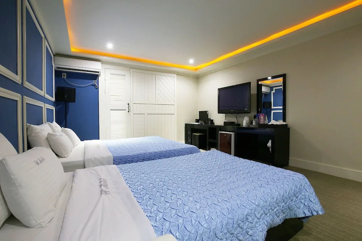 Room 6 of 14