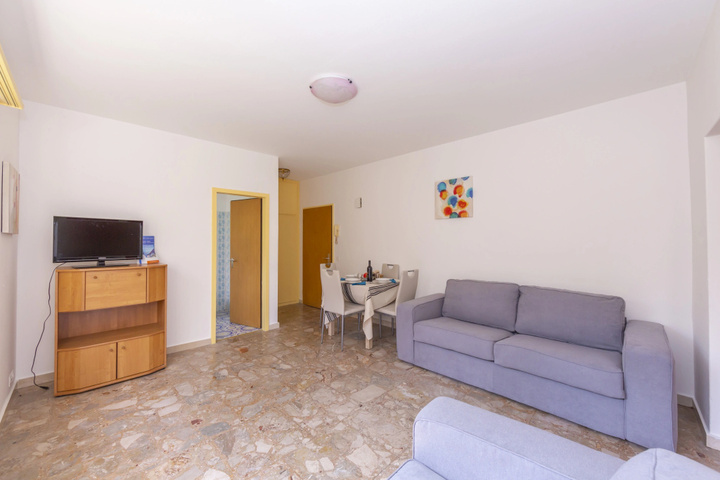 Room 4 of 12