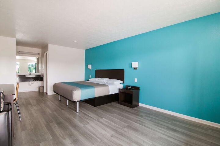 1 King Bed Micfridge (2 of 12)