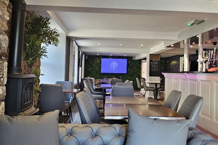 Lounge 27 of 41