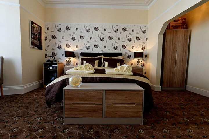 Room 4 of 10