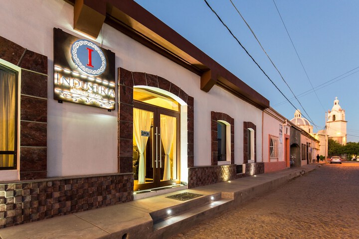Exterior of Hotel Industria