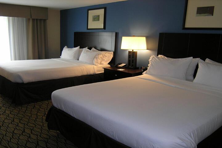 2 Queen Beds (1 of 9)