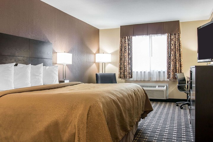 1 King Bed (3 of 5)