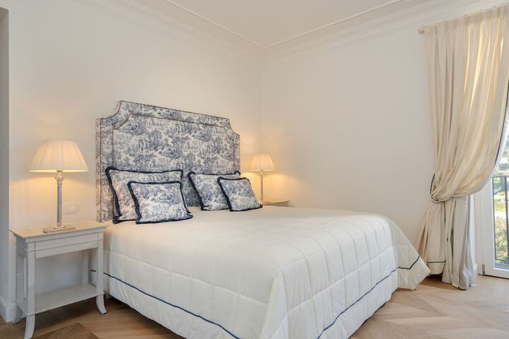 Room 42 of 165