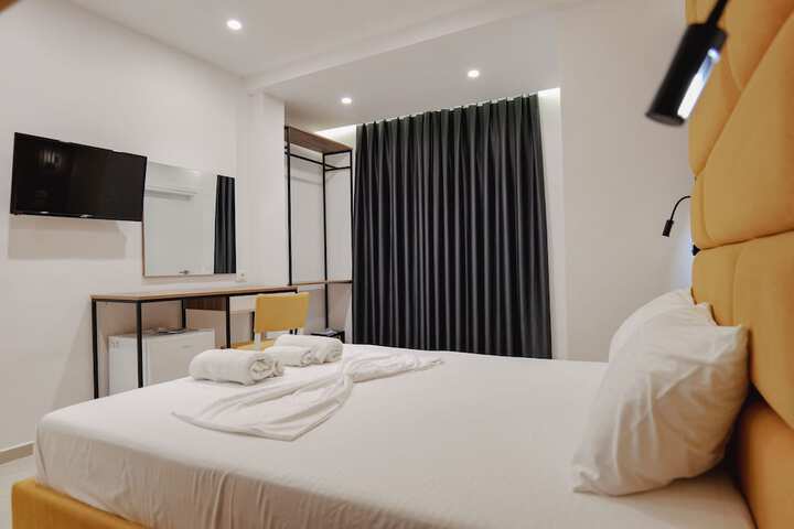 Room 5 of 68