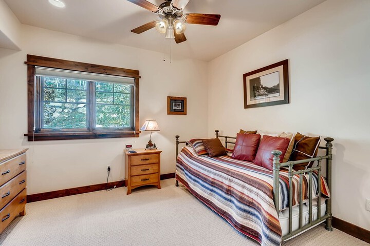 Room 2 of 28