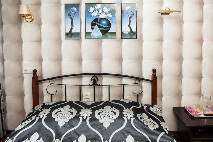 Room 11 of 32