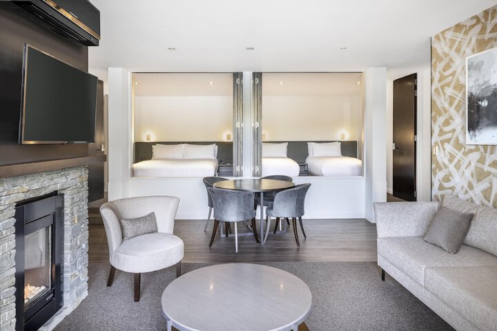 Room 33 of 102