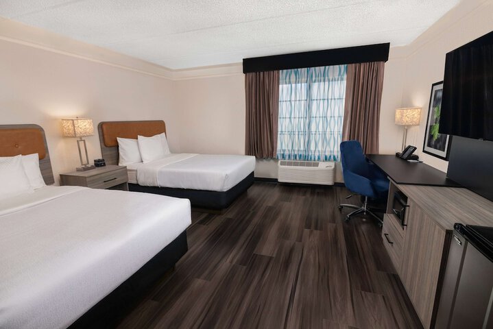 Double Deluxe King Bed (3 of 8)