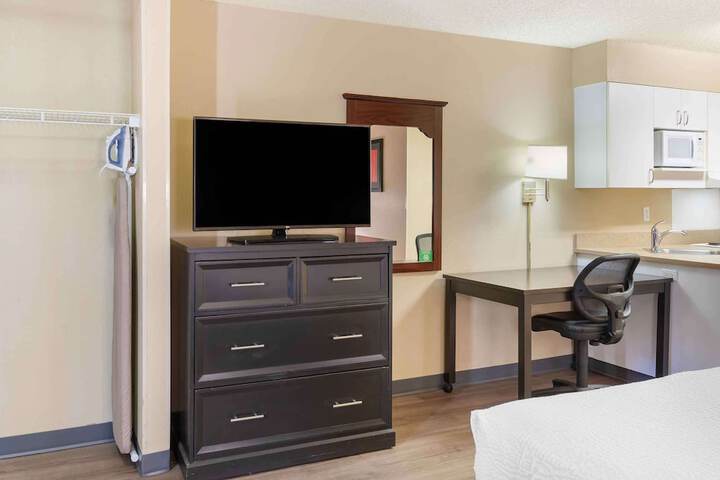 Modern Queen Bed Kitchen Accessible (2 of 6)