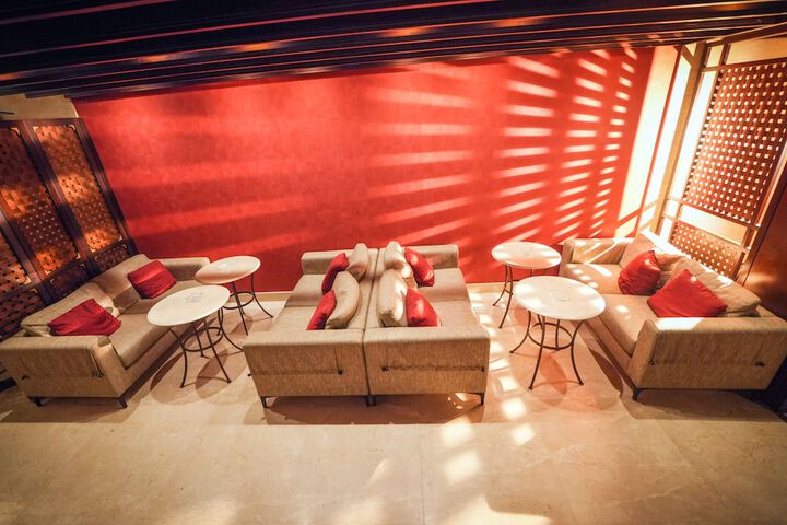 Lounge 93 of 99