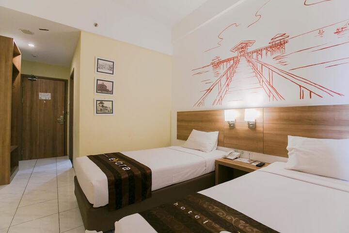 Room 9 of 33
