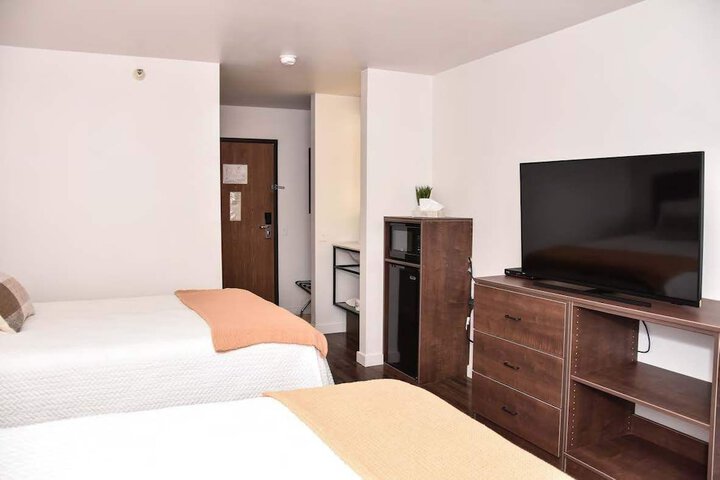 Room 6 of 16
