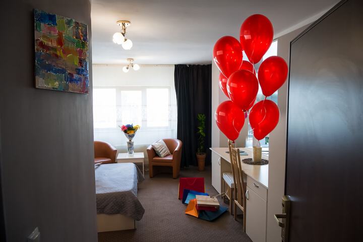 Room 9 of 80
