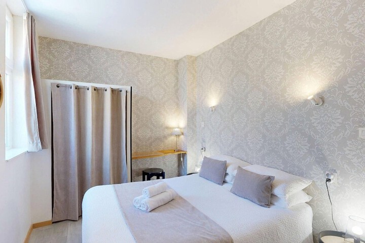 Room 17 of 40