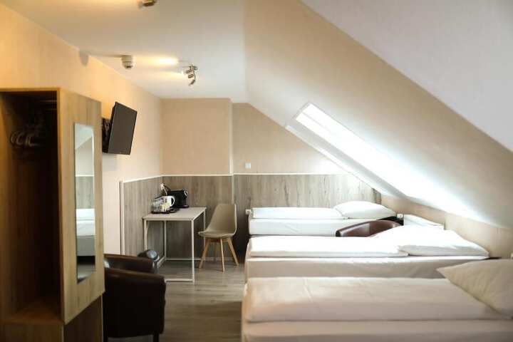 Room 6 of 25