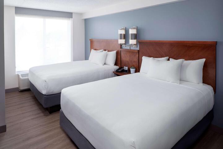 Quadruple Accessible Queen Size Bed (10 of 10)