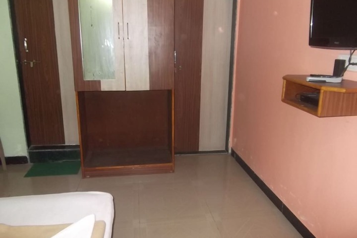 Room 5 of 12