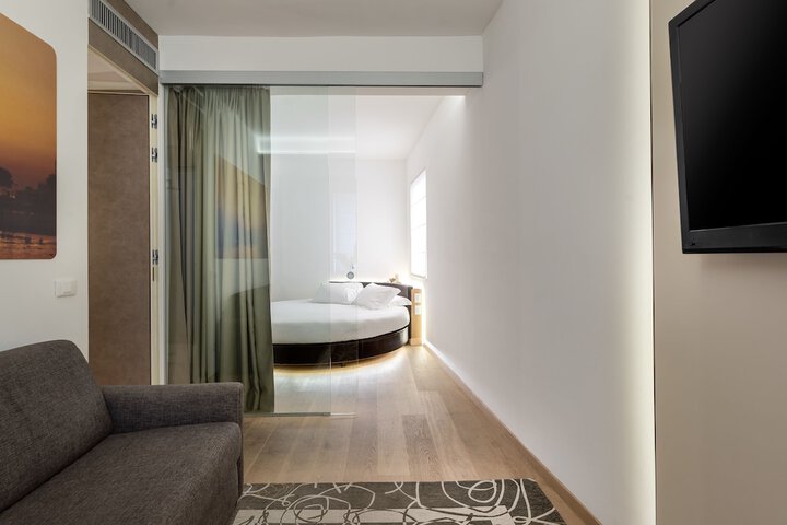Room 42 of 104