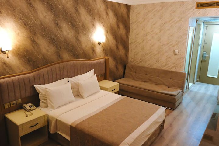 Room 32 of 46