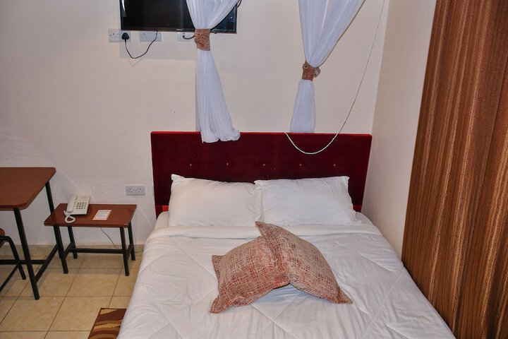 Room 6 of 16