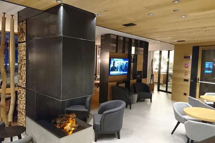 Lounge 93 of 127