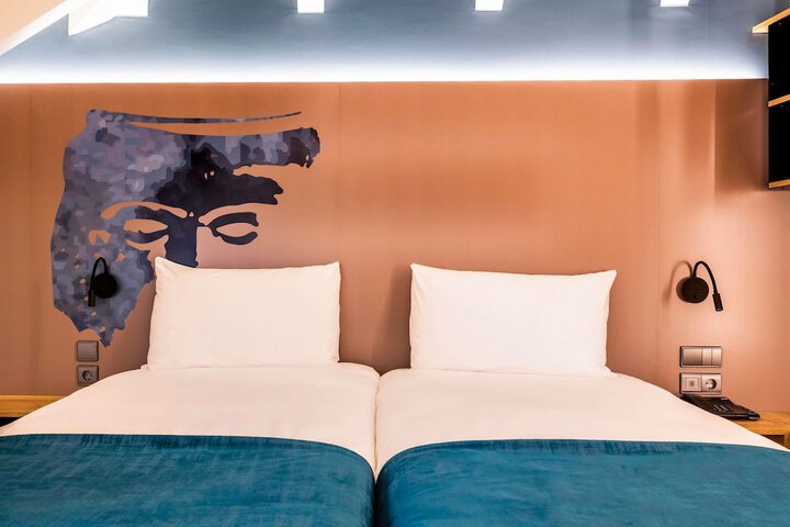 Room 32 of 89