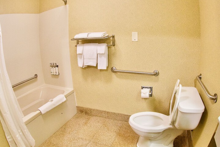 1 Queen Bed Standard Comm Accessible Tub (5 of 22)