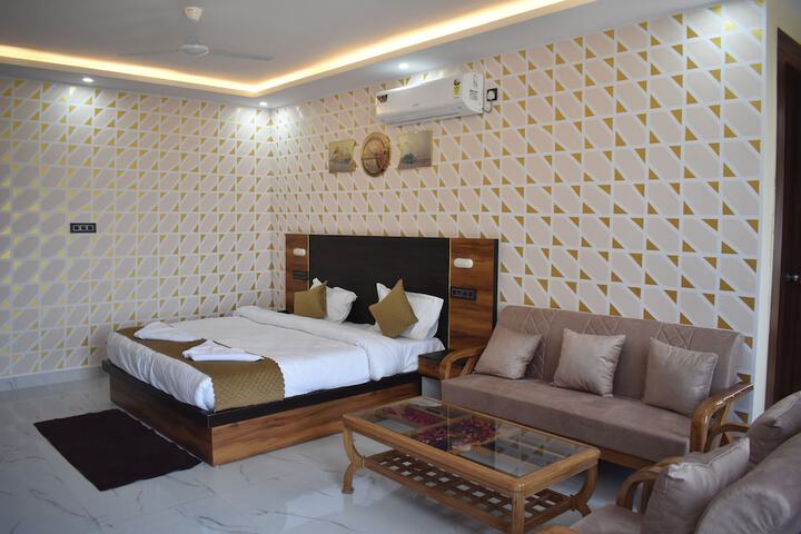 Room 11 of 29