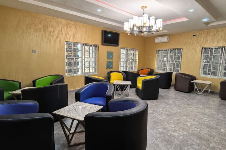 Lounge 36 of 45