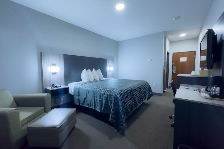 1 King Bed (2 of 4)