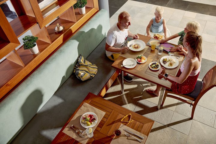Dining 75 of 102