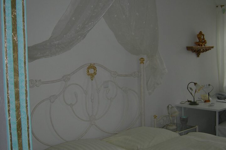 Room 27 of 283