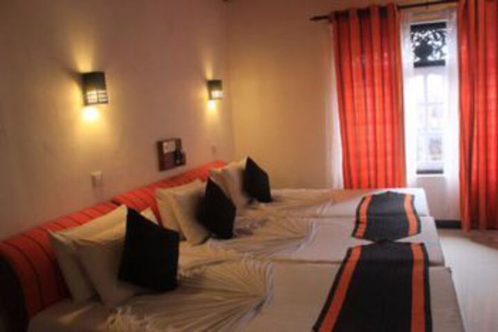 Room 10 of 16