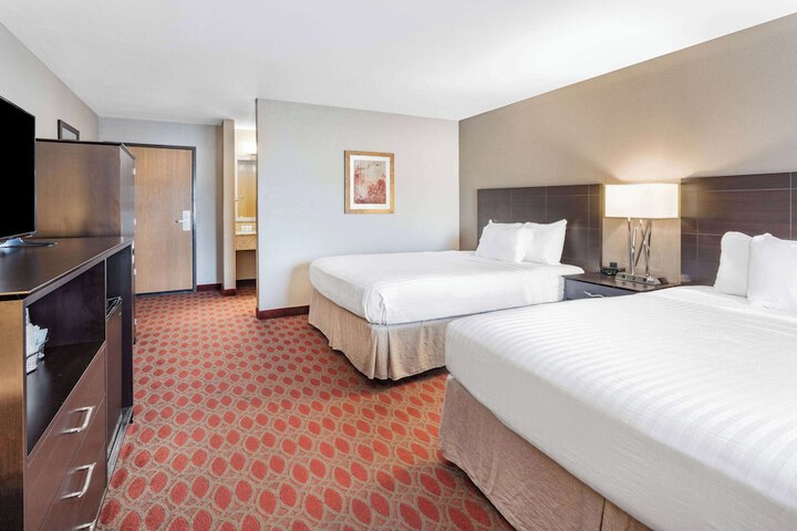 2 Queen Beds (5 of 6)