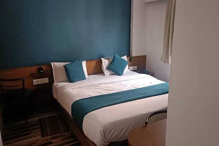 Room 5 of 16