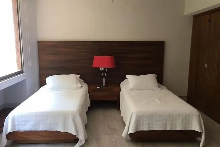 Room 5 of 7