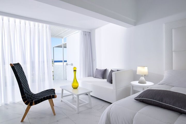 Room 8 of 165