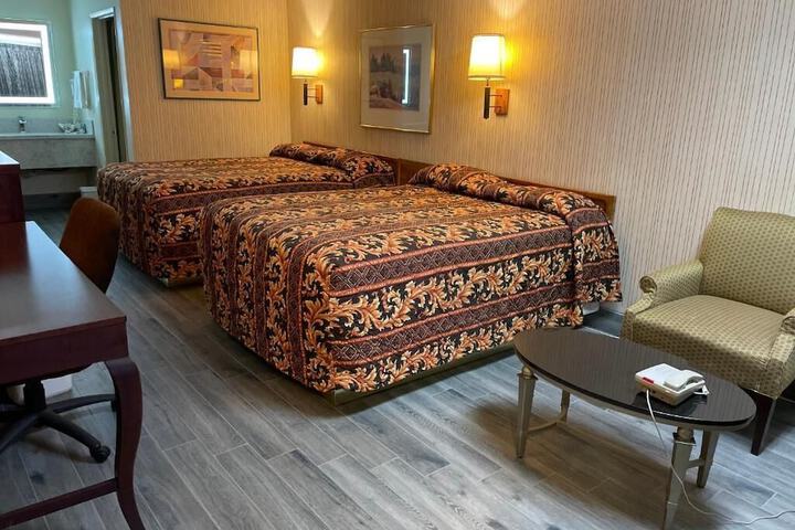 Comfort Room 1 Queen Bed (3 of 9)