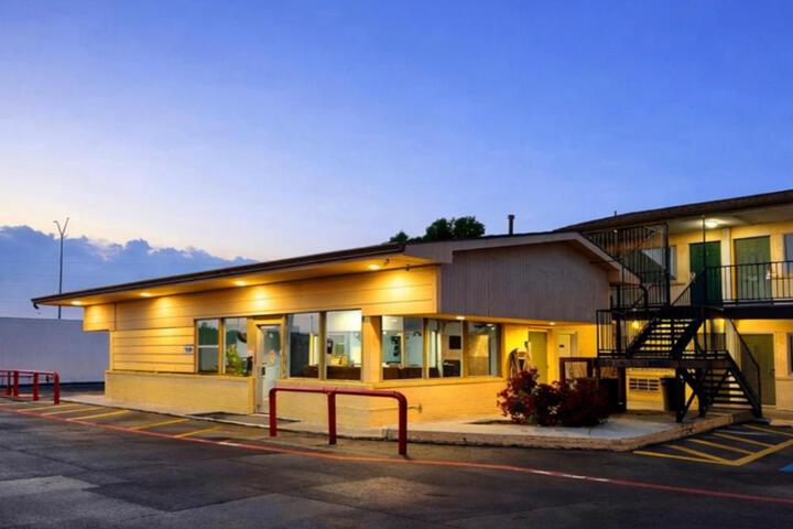 Budget Inn & Suites