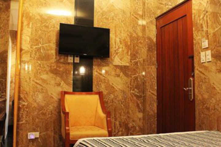 Room 33 of 35